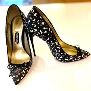 Time Ford Suede Embroidered Bow Pumps